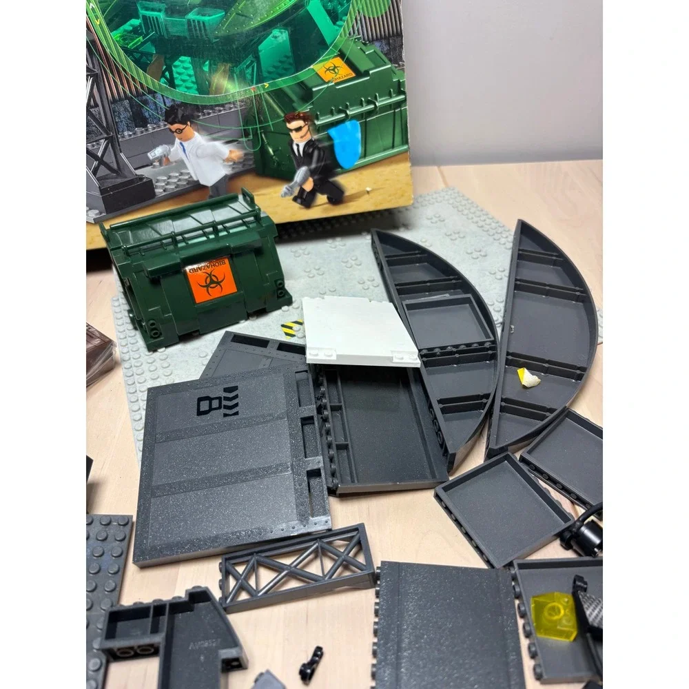 Mega Bloks Alien Agency Hangar 18 5621 & DNA Lab 5631 Mixed Lot 2002 Incomplete